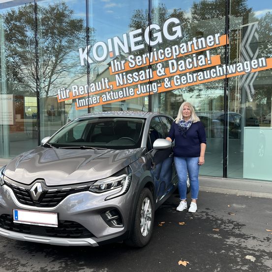 Bild enthält, Car, Car Dealership, Vehicle, Adult, Female, Person, Woman, Jeans, Wheel, Shoe