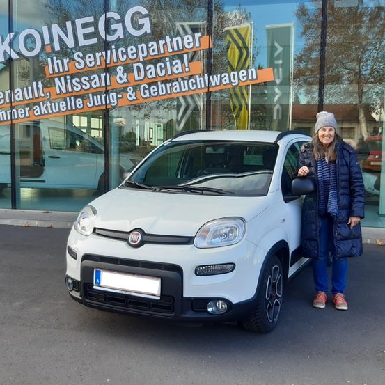 Bild enthält, Coat, Person, Car, Vehicle, Bumper, Shoe, Wheel, Jeans, Pants, Face