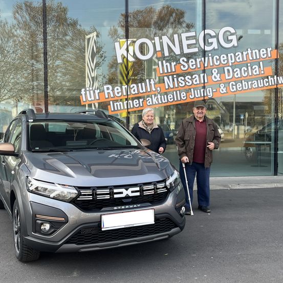 Bild enthält, Car, Suv, Adult, Male, Man, Person, Coat, Car Dealership, Bumper, Wheel