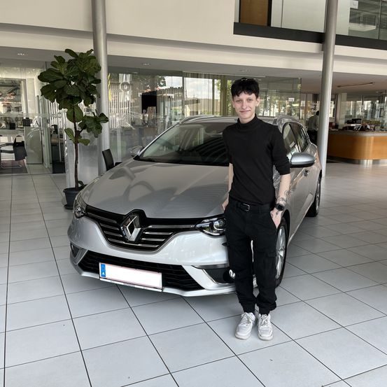 Bild enthält, Person, Car, Vehicle, Car Dealership, Wheel, Shoe, Plant, Jeans, Face, Alloy Wheel