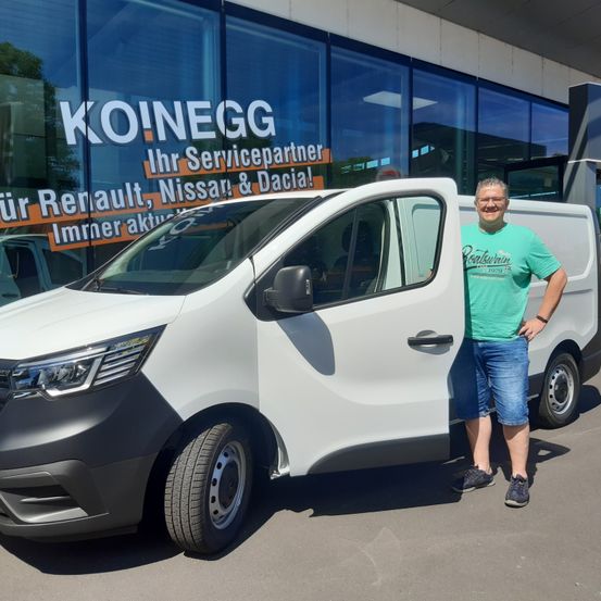 Bild enthält, Adult, Male, Man, Person, Car, Vehicle, Wheel, Shoe, Shorts, Face