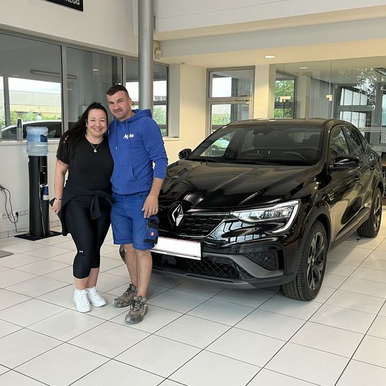 Bild enthält, Adult, Female, Person, Woman, Car, Male, Man, Wheel, Shorts, Shoe