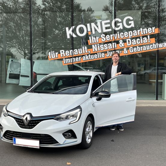 Bild enthält, Car, Vehicle, Adult, Male, Man, Person, Wheel, Coat, Face, Spoke