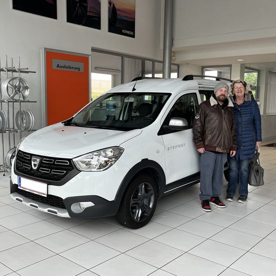 Bild enthält, Jacket, Jeans, Car, Vehicle, Person, Adult, Male, Man, Wheel, Shoe