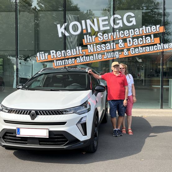 Bild enthält, Car, Vehicle, Adult, Male, Man, Person, Wheel, Shorts, Shoe, Bumper