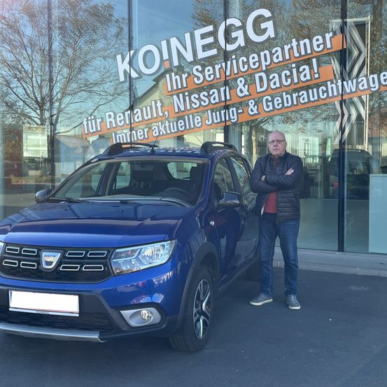 Bild enthält, Adult, Male, Man, Person, Car, Jeans, Pants, Jacket, Wheel, Suv