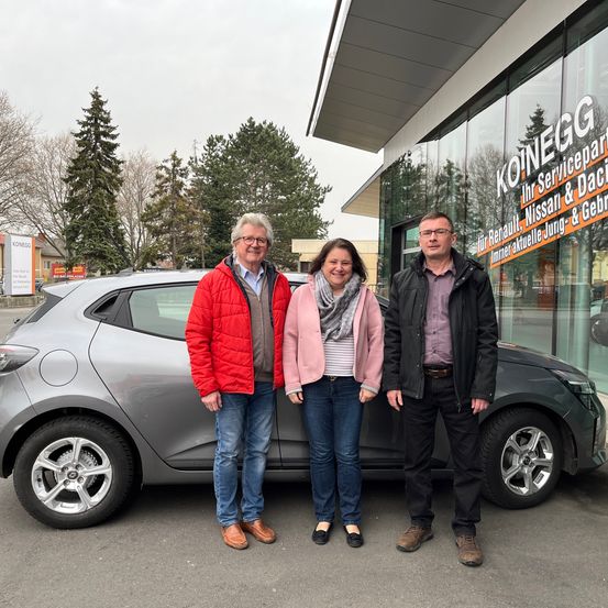 Bild enthält, Jeans, Jacket, Adult, Male, Man, Person, Wheel, Alloy Wheel, Car, Shoe