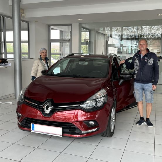 Bild enthält, Adult, Female, Person, Woman, Jacket, Car, Male, Man, Car Dealership, Shoe