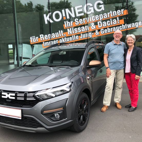 Bild enthält, Adult, Male, Man, Person, Bumper, Coat, Wheel, Glasses, Car, Suv