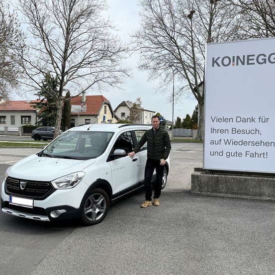 Bild enthält, Car, Vehicle, Adult, Male, Man, Person, Wheel, Advertisement, Coat, Shoe