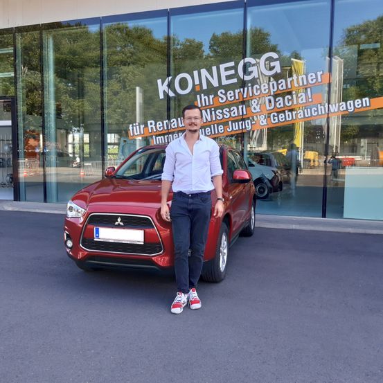 Bild enthält, Car, Coupe, Adult, Male, Man, Person, Jeans, Alloy Wheel, Wheel, Car Dealership