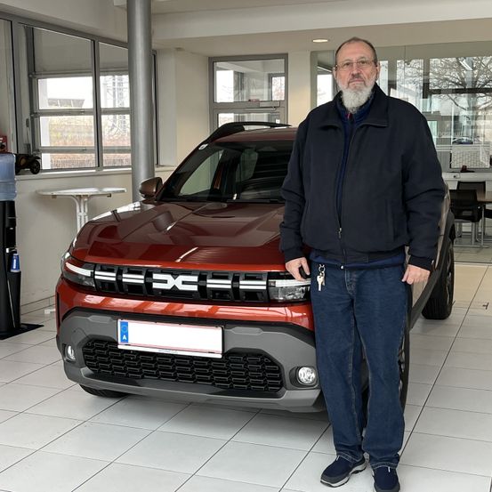 Bild enthält, Jeans, Pants, Jacket, Adult, Male, Man, Person, Car, Bumper, Wheel