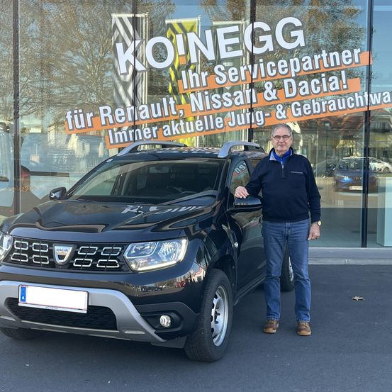 Bild enthält, Adult, Male, Man, Person, Car, Pants, Jeans, Shoe, License Plate, Wheel