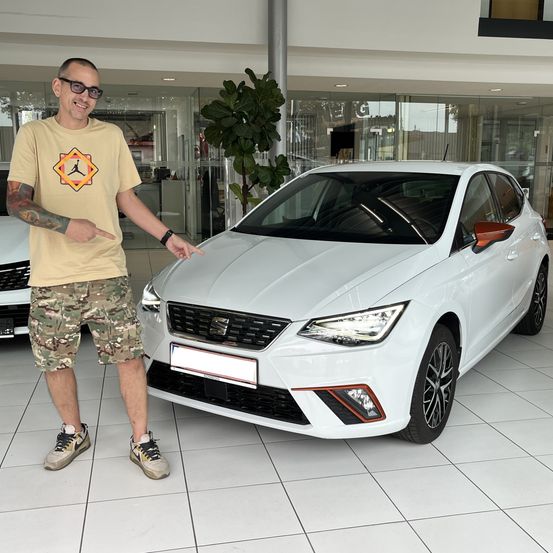 Bild enthält, Shorts, Car, Coupe, Adult, Male, Man, Person, Spoke, Alloy Wheel, Wheel