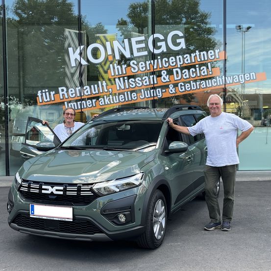 Bild enthält, Spoke, Adult, Female, Person, Woman, Male, Man, Alloy Wheel, Car, Wheel