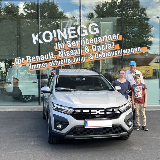 Bild enthält, Advertisement, Car, Transportation, Vehicle, Person, Machine, Wheel, Face, Head, Car Dealership