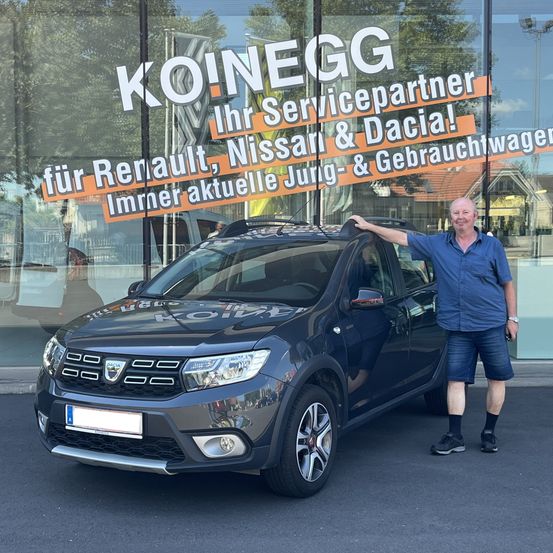 Bild enthält, Spoke, Shorts, Alloy Wheel, Car, Wheel, Adult, Male, Man, Person, Shoe