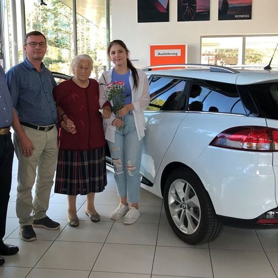 Bild enthält, Skirt, Adult, Male, Man, Person, Female, Woman, Car, Wheel, Face