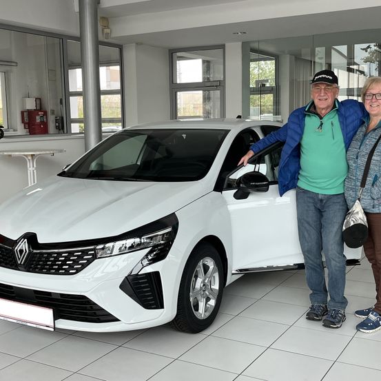 Bild enthält, Pants, Jeans, Person, Car, Wheel, Shoe, Alloy Wheel, Jacket, Face, Car Dealership