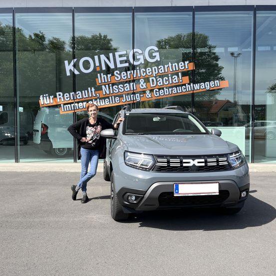 Bild enthält, Car, Vehicle, Person, Jeans, Pants, Shoe, Wheel, License Plate, Car Dealership, Alloy Wheel