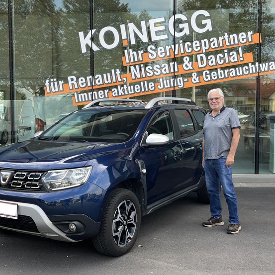 Bild enthält, Spoke, Pants, Car, Suv, Alloy Wheel, Adult, Male, Man, Person, Jeans