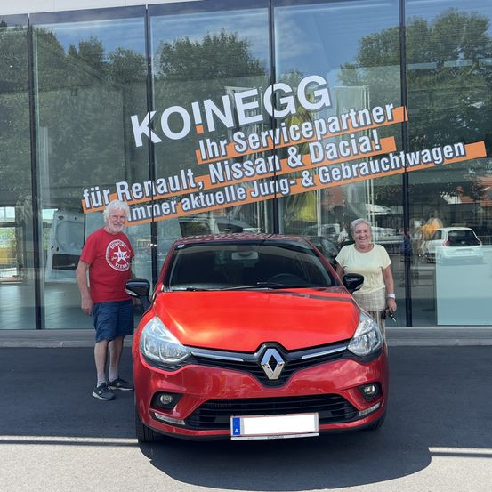 Bild enthält, Car, Car Dealership, Advertisement, Adult, Male, Man, Person, Shorts, Shoe, Wheel