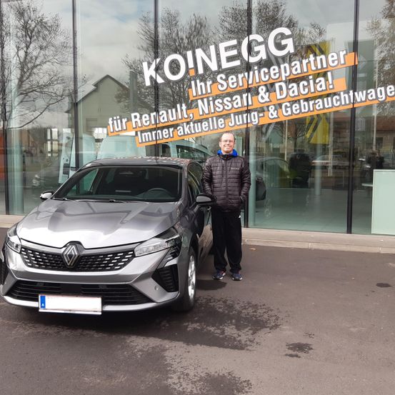 Bild enthält, Car, Vehicle, Person, Jacket, Car Dealership, Wheel, Spoke, Alloy Wheel, Bumper, Face