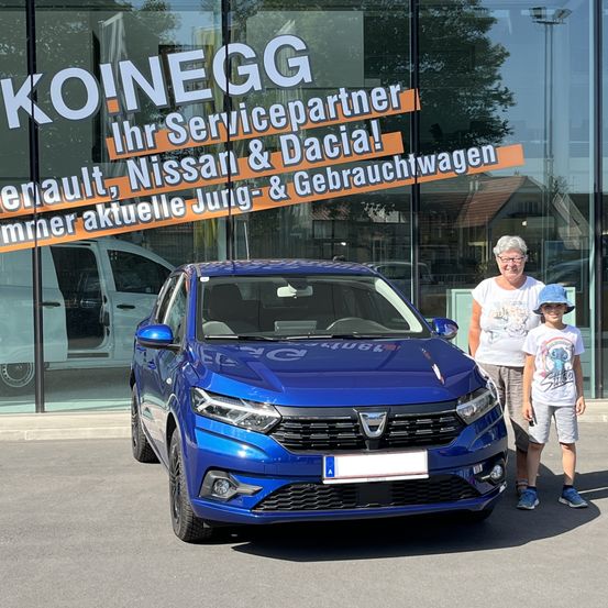 Bild enthält, Shorts, Car, Vehicle, Person, Wheel, Advertisement, Shoe, Spoke, Face, Bumper