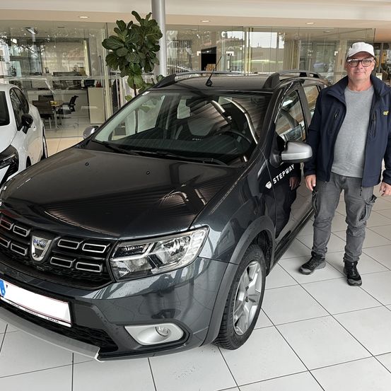 Bild enthält, Alloy Wheel, Car, Spoke, Wheel, Car Dealership, Jacket, Adult, Male, Man, Person