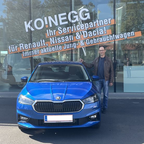 Bild enthält, Bumper, Vehicle, Car, Adult, Male, Man, Person, Jeans, Jacket, Wheel