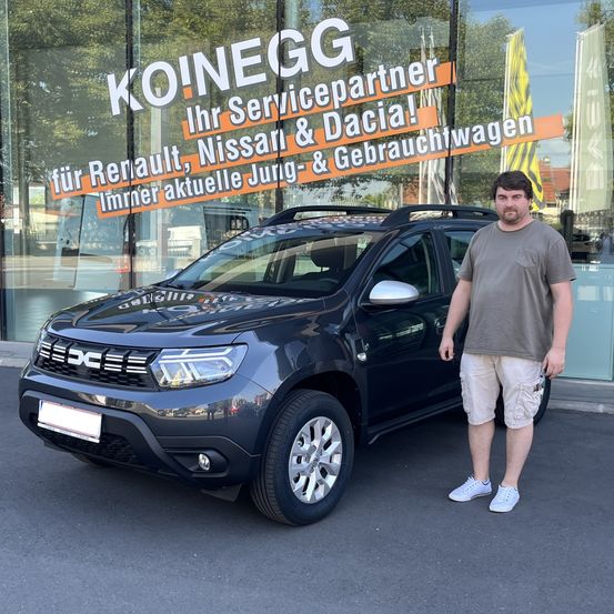 Bild enthält, Car, Vehicle, Shorts, Person, Shoe, Wheel, Suv, Alloy Wheel, Spoke, Tire