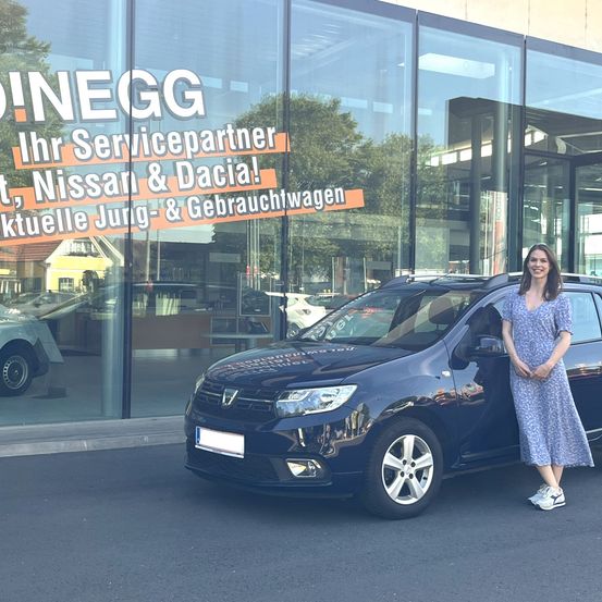 Bild enthält, Adult, Female, Person, Woman, Car, Transportation, Vehicle, Machine, Wheel, Shoe