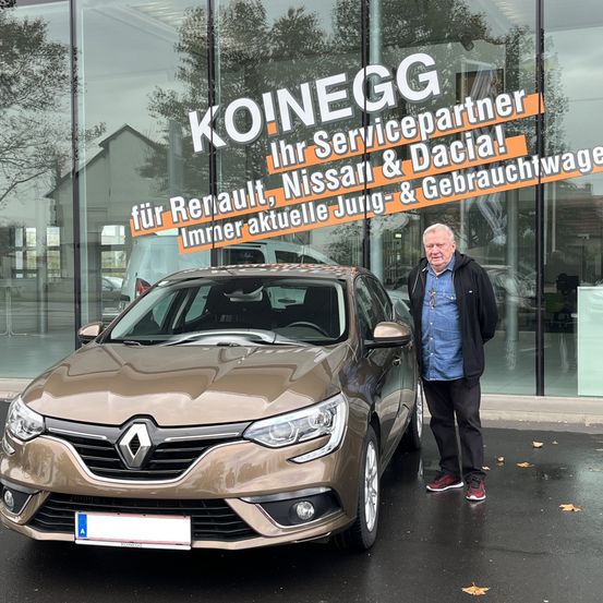 Bild enthält, Spoke, Coat, Jacket, Alloy Wheel, Car, Wheel, Adult, Male, Man, Person