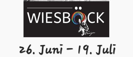 Schwarz-Weiß-Poster mit Werbung für das Heuriger Dorfplatz'l-Event von Familie Wiesböck in Neuaigen, geöffnet Dienstag und Freitag ab 17 Uhr, vom 26. Juni bis 19. Juli.
