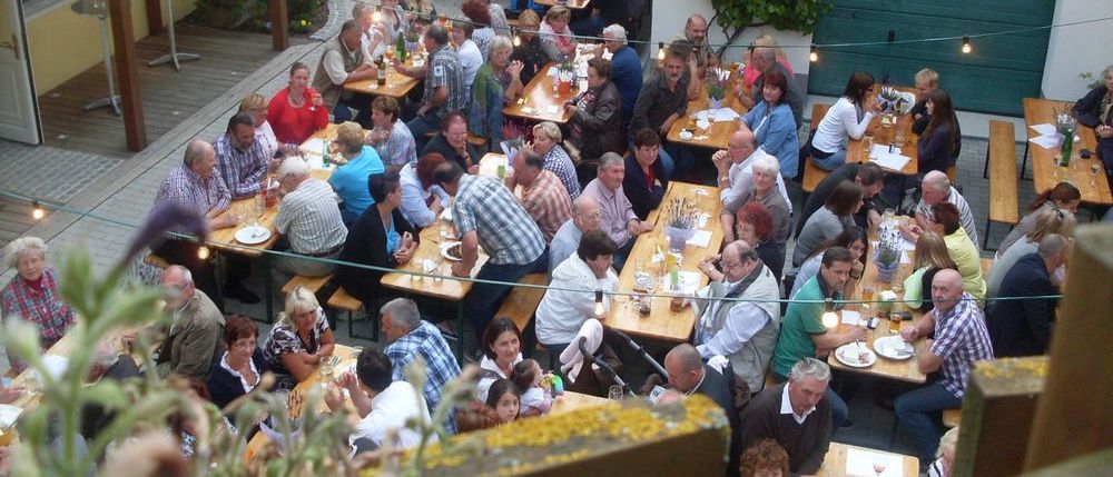 Bild enthält, Indoors, Restaurant, Cafeteria, Cafe, Urban, Table, Potted Plant, People, City, Dining Table