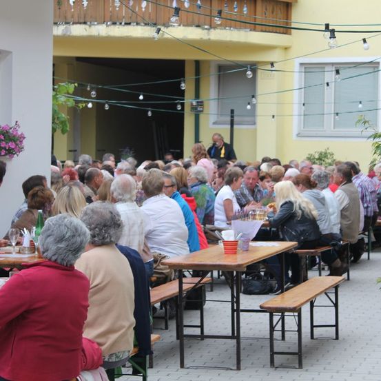 Bild enthält, Indoors, Restaurant, Cafeteria, Adult, Female, Person, Woman, People, Dining Table, Cafe