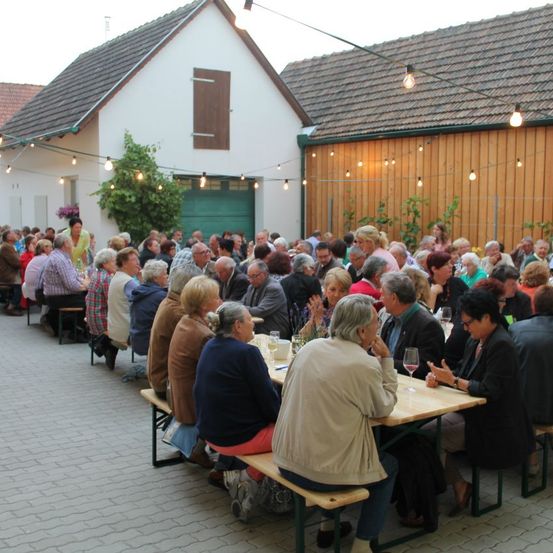 Bild enthält, Cafeteria, Indoors, Restaurant, People, Person, Adult, Male, Man, Shelter, Urban