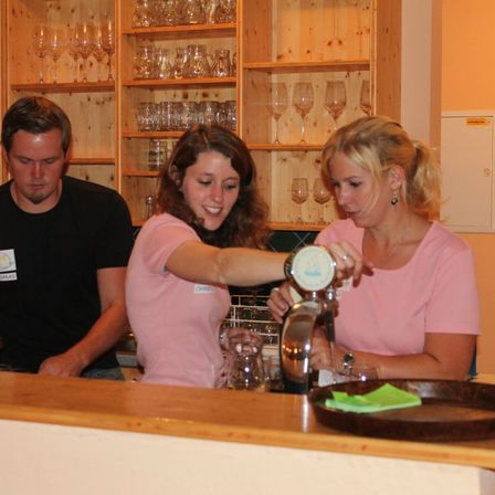 Bild enthält, Dining Table, Table, Dining Room, Person, Portrait, Adult, Female, Woman, Cabinet, Man