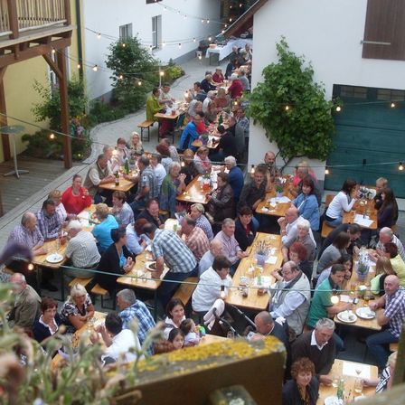 Bild enthält, Indoors, Restaurant, Cafeteria, Cafe, Urban, Table, Potted Plant, People, City, Dining Table