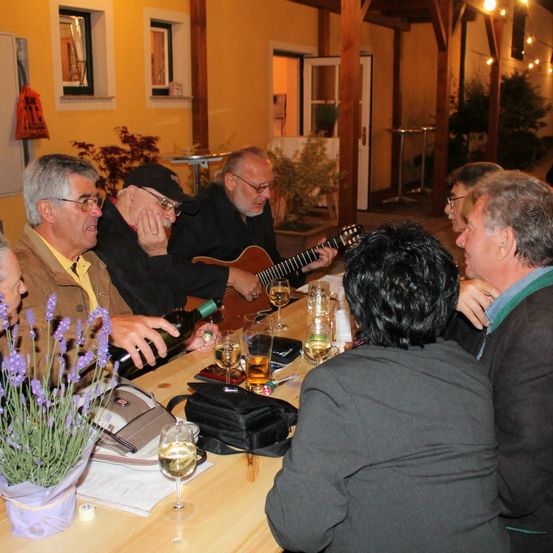 Bild enthält, Dining Room, Dining Table, Potted Plant, Table, Person, Portrait, Restaurant, Flower Arrangement, Adult, Man