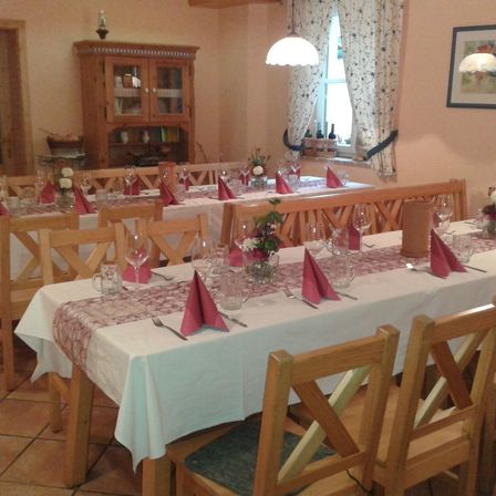 Bild enthält, Dining Table, Furniture, Table, Building, Dining Room, Indoors, Chair, Hall, Tablecloth, Banquet