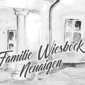Eine Schwarz-Weiß-Skizze eines Gebäudes mit 'Familie Wiesböck Neuaigen' in kursiver Schrift darauf. Das Gebäude hat ein Fenster und eine Tür.