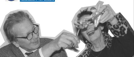 Ein Schwarz-Weiß-Bild von zwei Personen. Einer ist ein Mann mit Brille und die andere ist eine Frau mit Leopardenmuster. Sie halten ein Glas in den Händen. Der Text lautet: Vernissage, Samstag, 05. Juli 2025, 18.00 Uhr.