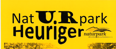 Ein Poster mit gelbem Filter zeigt ein Gebäude umgeben von Bäumen. Oben steht 'Heuriger' und unten '19-20 Juli'. Es ist auch 'Auftaktveranstaltung des Projekts IDNature' erwähnt.
