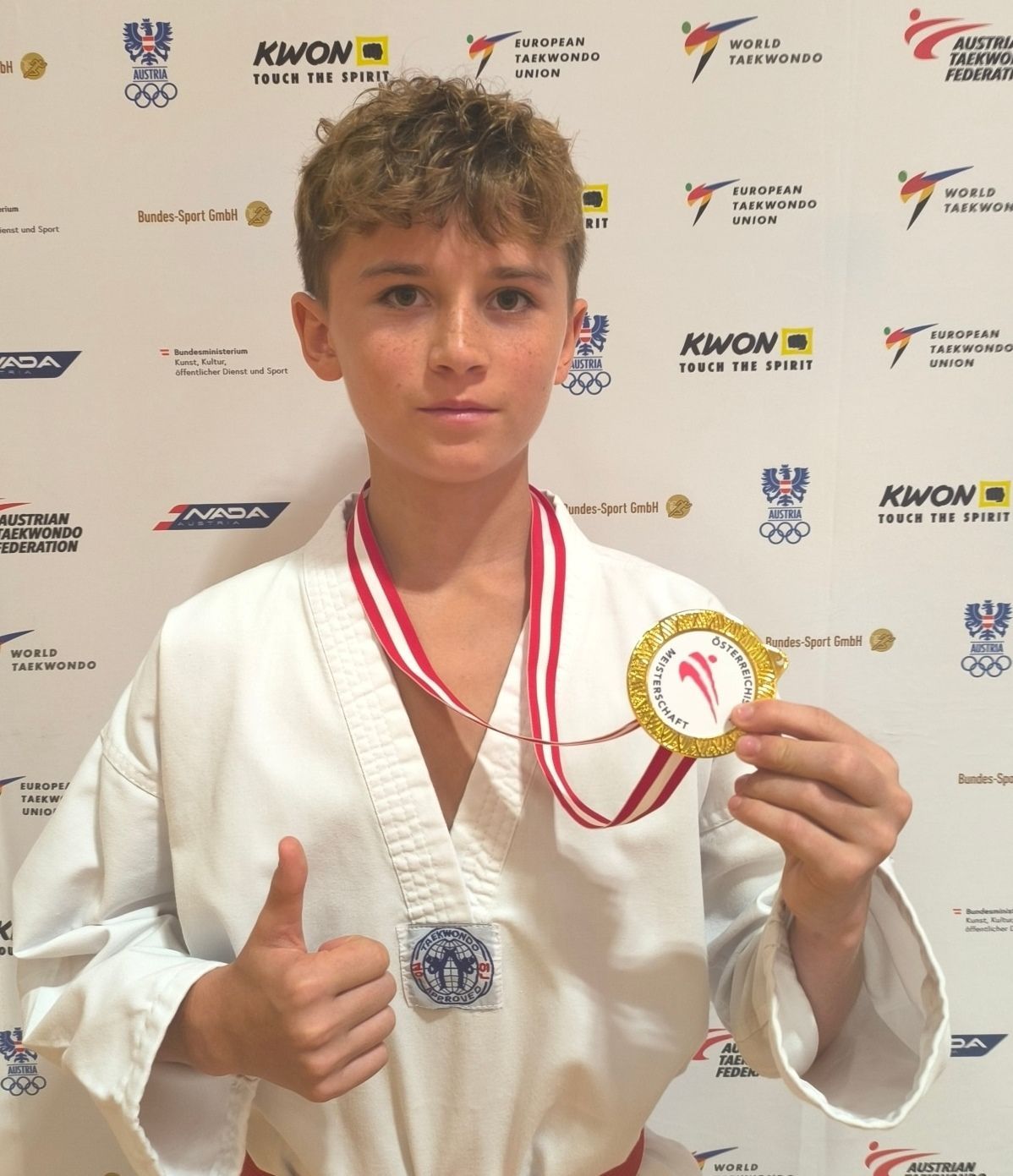 Bild enthält, Gold, Body Part, Finger, Hand, Person