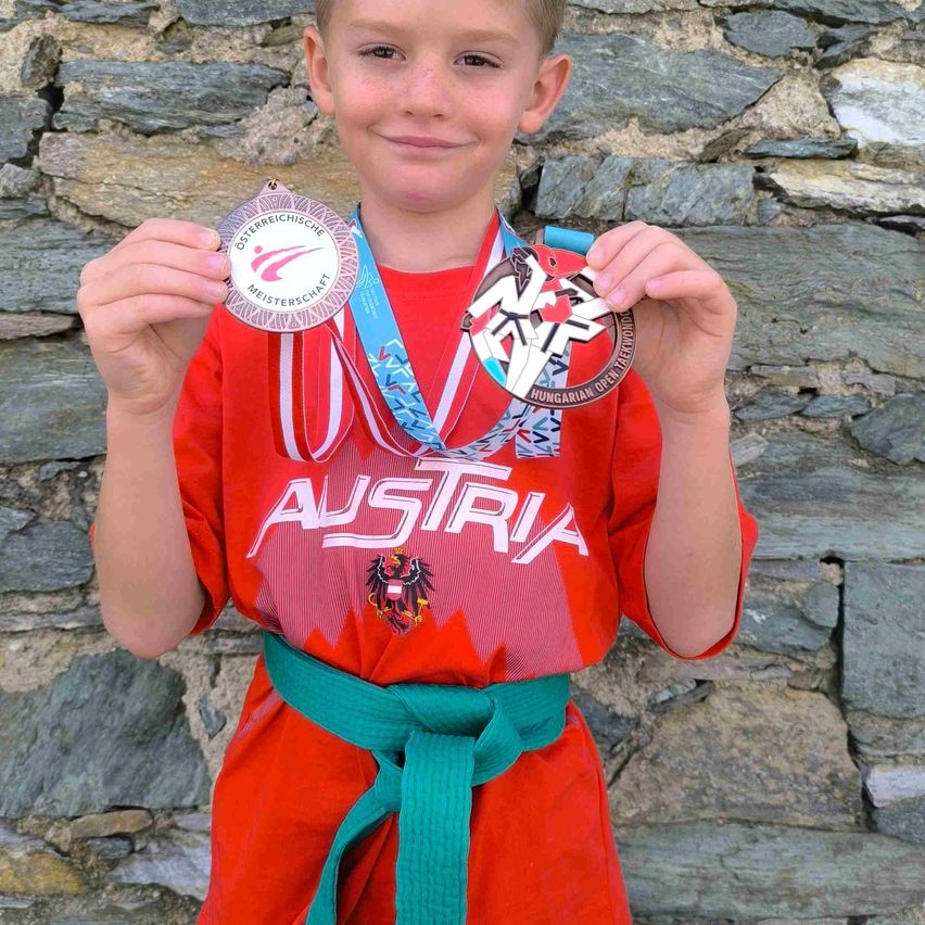 Bild enthält, Gold, Person, Photography, Portrait, Boy, Child, Male, Trophy, T-Shirt, Rock