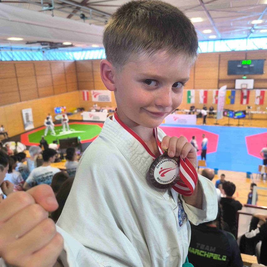 Bild enthält, Finger, Hand, Person, Gold, Face, Portrait, Boy, Child, Male, Cricket Ball