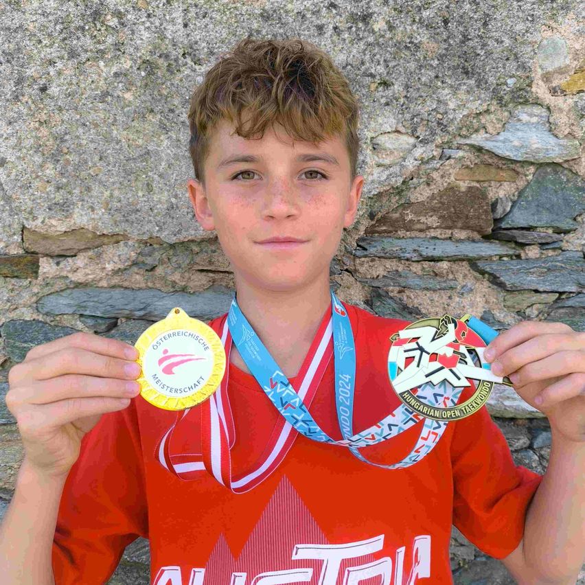 Bild enthält, Gold, Person, Clothing, T-Shirt, Gold Medal, Trophy