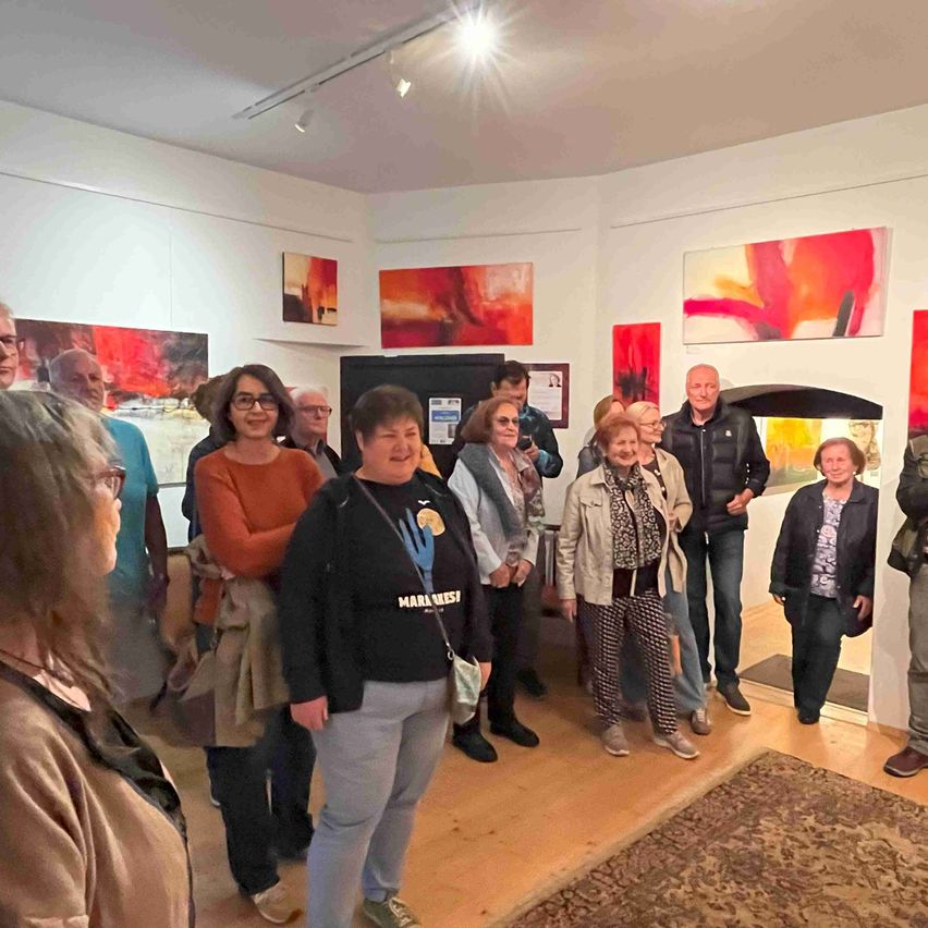 Bild enthält, Art, Adult, Female, Person, Woman, Art Gallery, Pants, Coat, Painting, Child