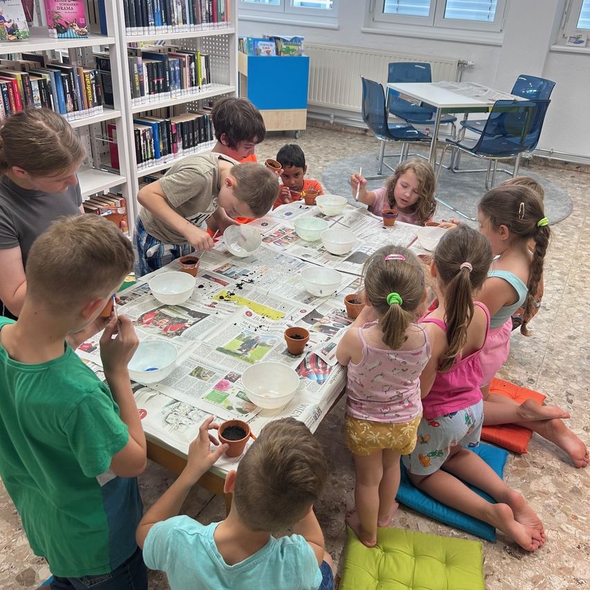 Bild enthält, Boy, Child, Male, Person, Female, Girl, Shorts, Chair, Furniture, Face